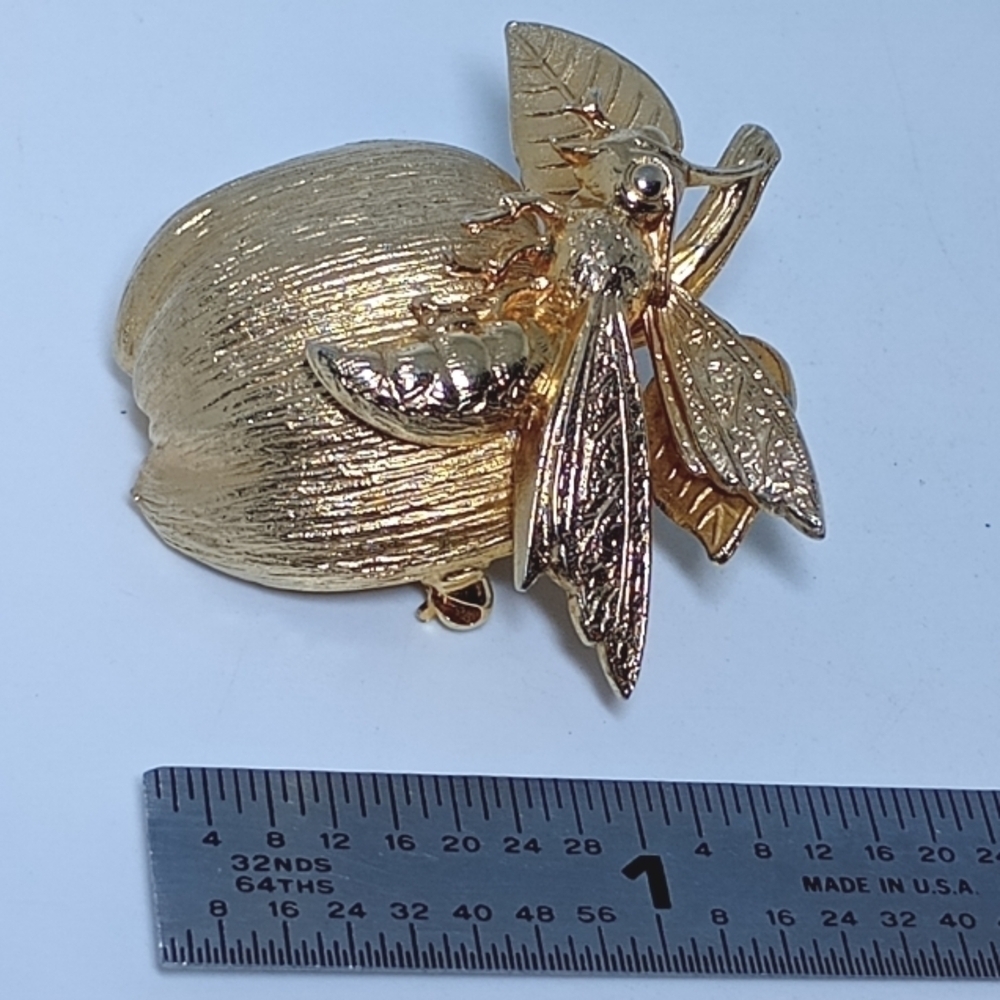 * vintage Accessocraft gold tone apple with bee pin brooch - Picture 2 of 6
